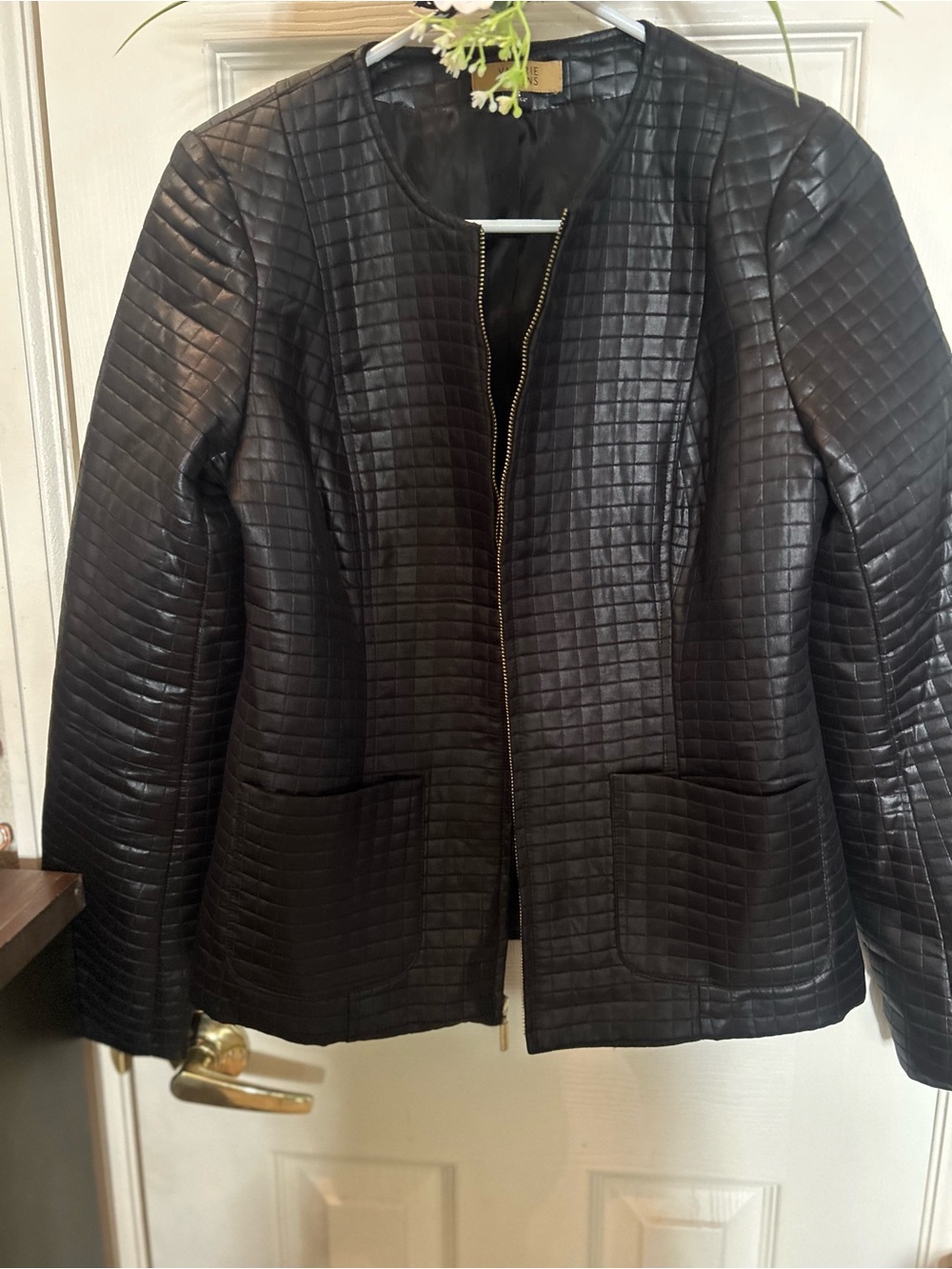 Valerie Stevens Black Quilted faux leather Zip blazer size small.